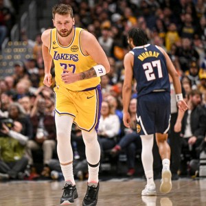 湖人逆转掘金！东契奇轰38+13+10罚球致胜 拒绝掉到附加赛区|詹姆斯|丹佛掘金队|洛杉矶湖人队|卢卡-东契奇|篮板_新浪体育_新浪新闻